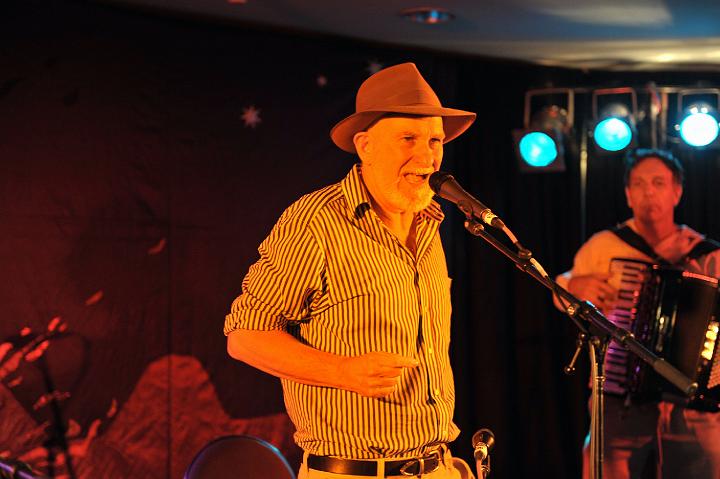 Warren_Fahey_&_The_Larrikins_1.jpg - Beating around the bush (Warren Fahey)