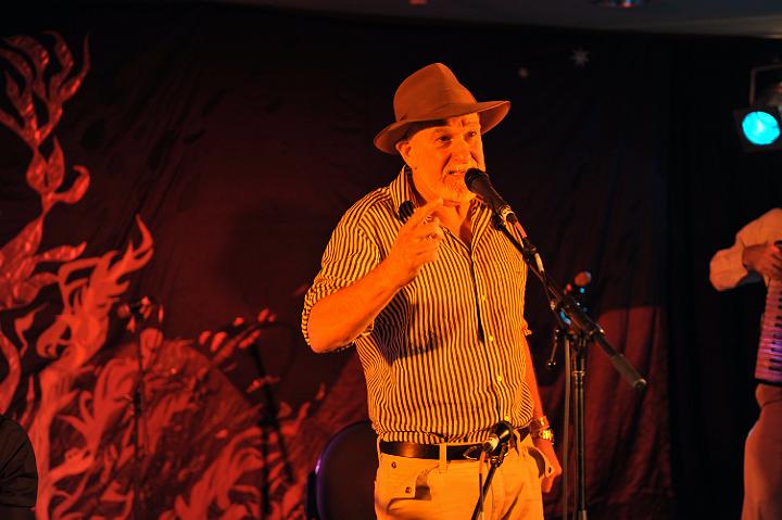 Warren_Fahey_&_The_Larrikins_10.jpg - Beating around the bush (Warren Fahey)