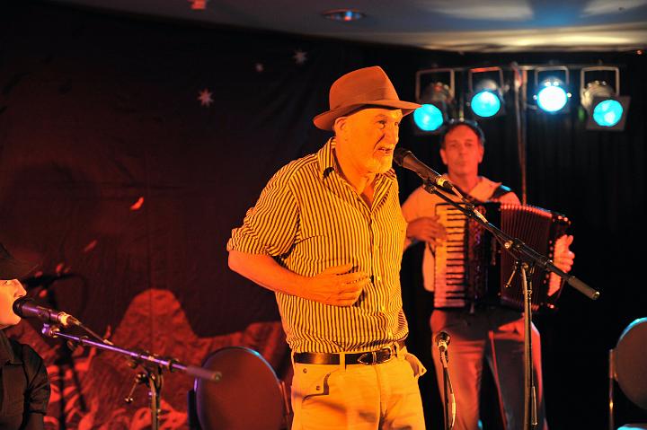 Warren_Fahey_&_The_Larrikins_11.jpg - Beating around the bush (Warren Fahey)