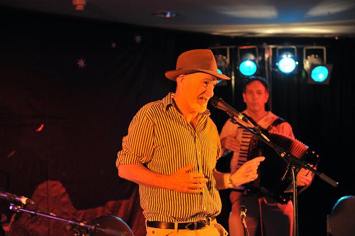 Warren_Fahey_&_The_Larrikins_12.jpg - Beating around the bush (Warren Fahey)