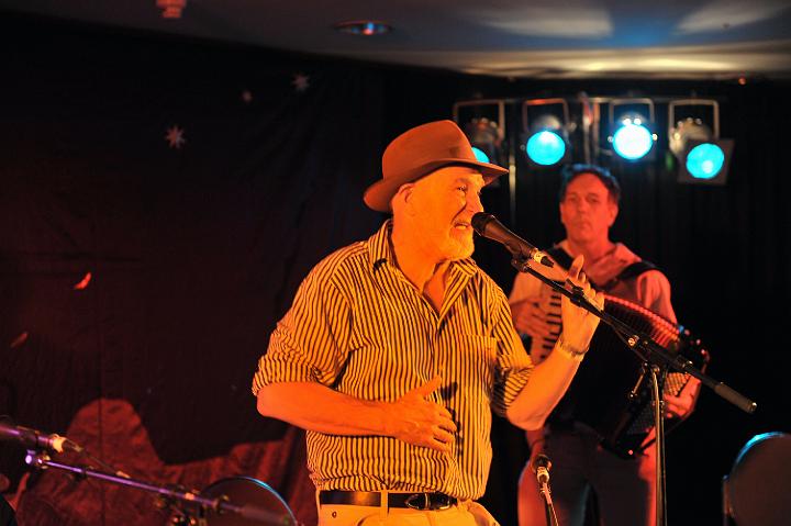 Warren_Fahey_&_The_Larrikins_13.jpg - Beating around the bush (Warren Fahey)