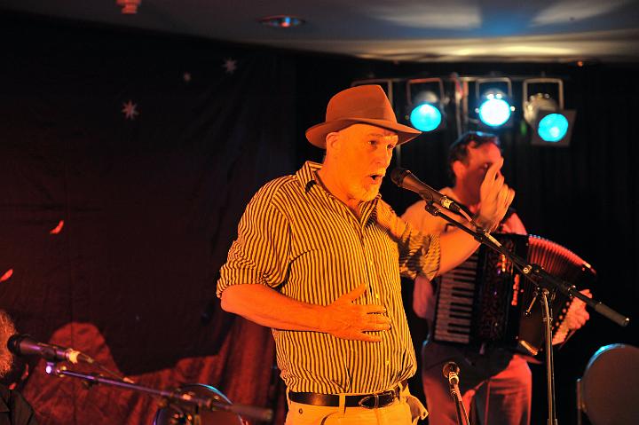 Warren_Fahey_&_The_Larrikins_15.jpg - Beating around the bush (Warren Fahey)