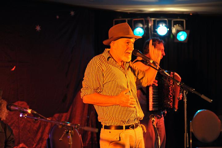 Warren_Fahey_&_The_Larrikins_16.jpg - Beating around the bush (Warren Fahey)