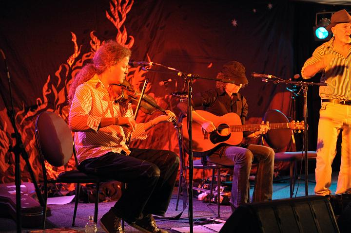 Warren_Fahey_&_The_Larrikins_17.jpg - Beating around the bush (Warren Fahey)