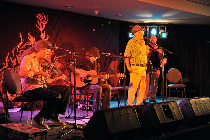 Warren_Fahey_&_The_Larrikins_18.jpg - Beating around the bush (Warren Fahey)