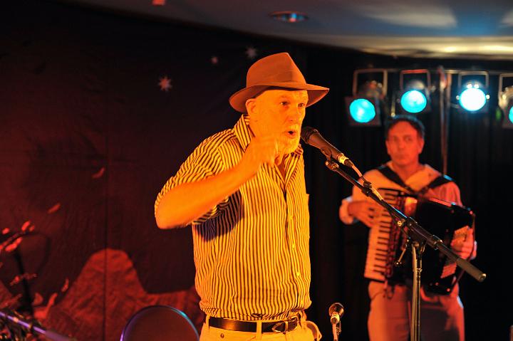 Warren_Fahey_&_The_Larrikins_2.jpg - Beating around the bush (Warren Fahey)