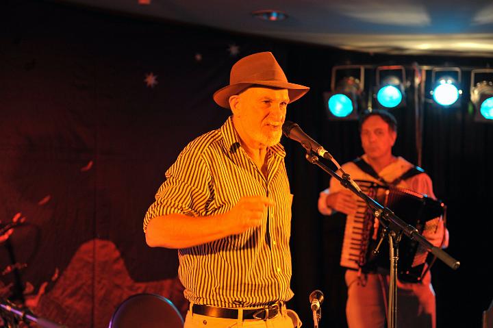 Warren_Fahey_&_The_Larrikins_3.jpg - Beating around the bush (Warren Fahey)