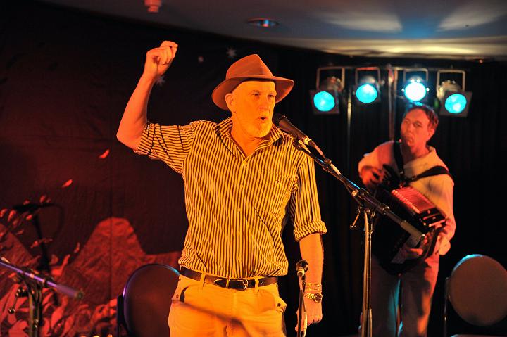 Warren_Fahey_&_The_Larrikins_4.jpg - Beating around the bush (Warren Fahey)