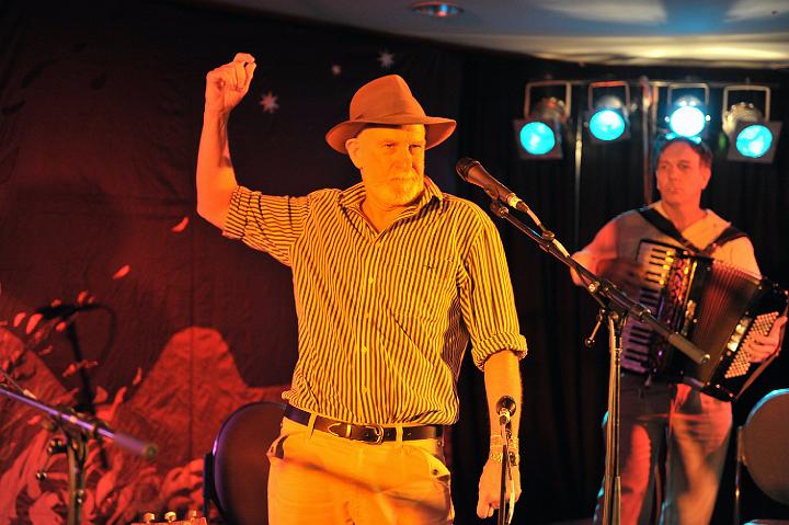 Warren_Fahey_&_The_Larrikins_5.jpg - Beating around the bush (Warren Fahey)