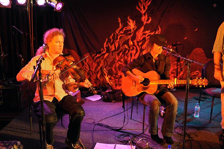 Warren_Fahey_&_The_Larrikins_6.jpg - Beating around the bush (Warren Fahey)