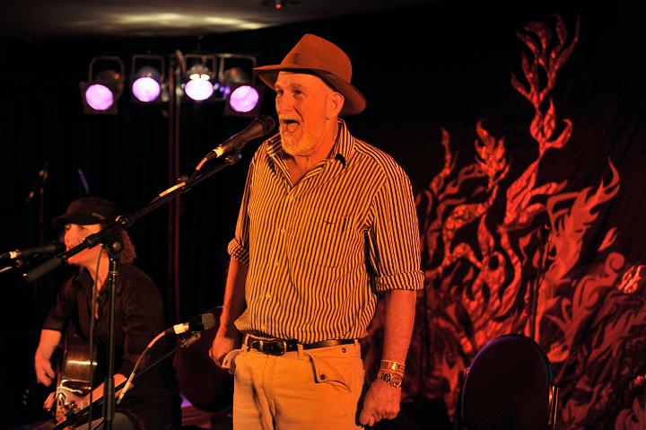 Warren_Fahey_&_The_Larrikins_7.jpg - Beating around the bush (Warren Fahey)