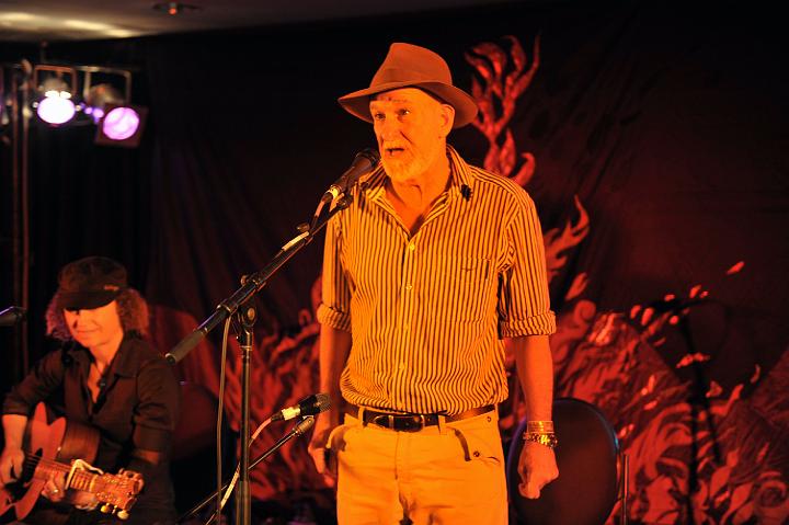 Warren_Fahey_&_The_Larrikins_9.jpg - Beating around the bush (Warren Fahey)